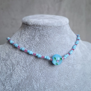 Choker, krótki naszyjnik z błękitną kuleczką