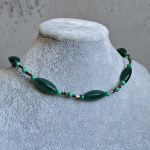 Choker, krótki naszyjnik z zielonym jadeitem