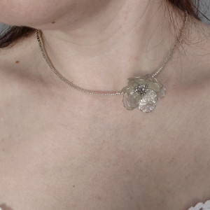 Choker „Krystaliczna Magnolia” – Kwiatowa biżuteria Dip Art