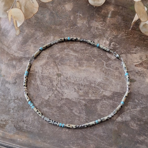 Choker z jaspisu dalmatyńskiego z howlitem i serduszkami