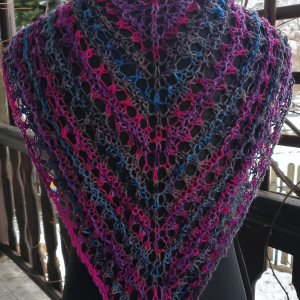 Chusta cieniowana, na drutach