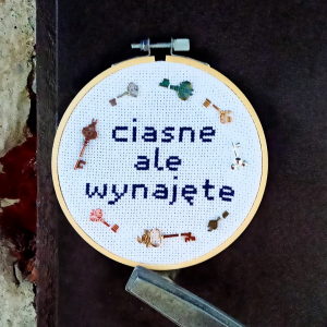 Ciasne ale wynajęte, haft na tamborku, gotowy do zawieszenia