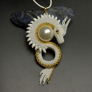 Cidren, biały wisior ze smokiem, beading