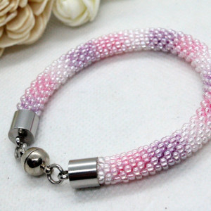 cieniowana różowa bransoletka z drobniutkich koralików