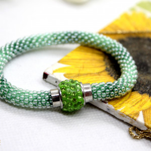 cieniowana zielona bransoletka zapinana na magnes