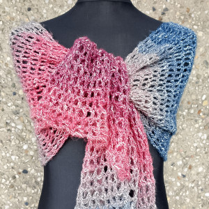 Cieniowany szal ze srebrną nitką