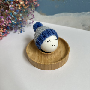 Czapeczka z pomponem na jajko wielkanocne (niebiesko-błękitna) -1 szt.