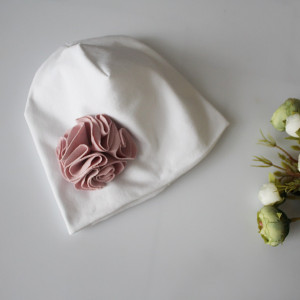 Czapka biała podwójna  kwiat brudny róż chrzest