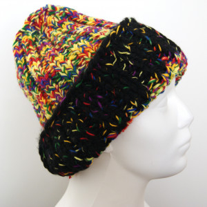 CZAPKA czarno-kolorowa wykonana na drutach