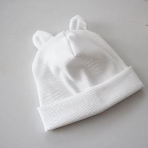 Czapka podwójna biała prążek uszka chrzest unisex