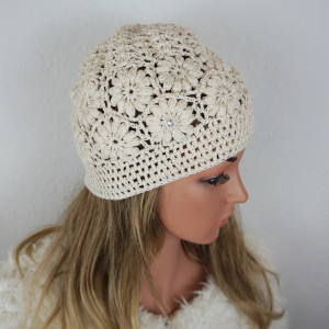 Czapka ręcznie robiona ecru