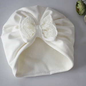 Czapka turban  kokarda koronka ecru chrzest polar zima