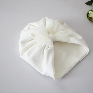 Czapka turban  kokarda tiul ecru chrzest polar zima