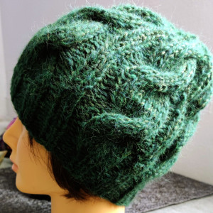 Czapka w kolorze butelkowej zieleni