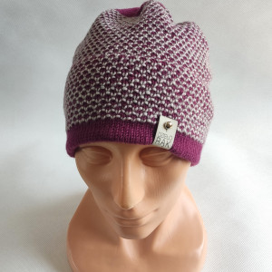 Czapka z wełny merino z wzorkiem.