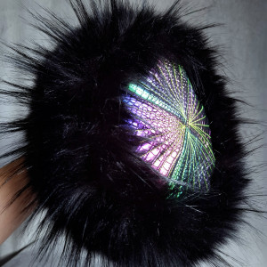 Czarna futrzana czapka, toczek zimowy z tęczowymi elementami