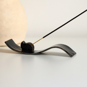 Czarna kadzielnica ceramika