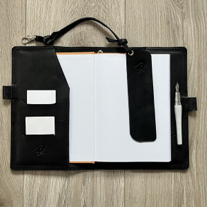 Czarna okładka skórzana na zeszyt formatu A 5.