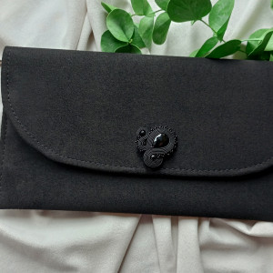 Czarna torebka kopertówka elegancka sutasz z onyksem
