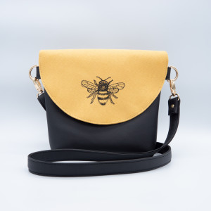 Czarna torebka z żółtą klapką i haftem z wolnej ręki - pszczoła