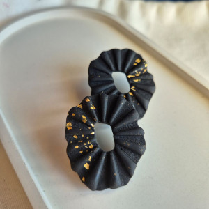 Czarne duże kolczyki na sztyfcie