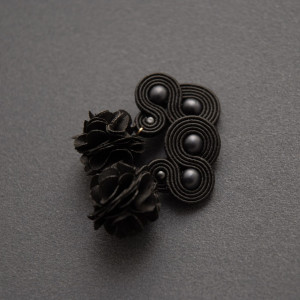 czarne kolczyki / klipsy sutasz z kwiatkiem 2