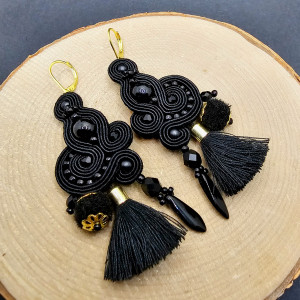 Czarne kolczyki sutasz z chwostami