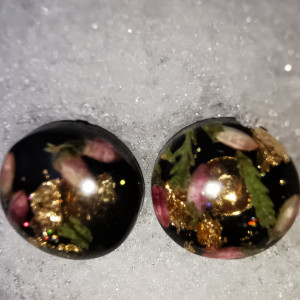 Czarne kolczyki z kwiatami, wrzos w żywicy