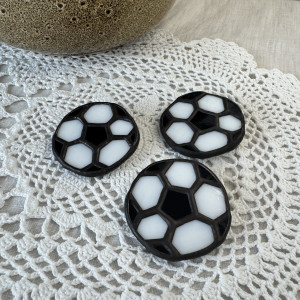 Czarno-biała broszka witrażowa "Piłka nożna"