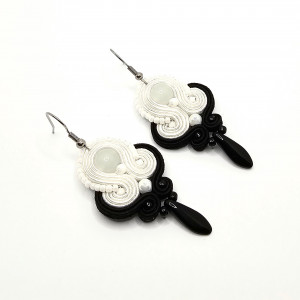 Czarno-białe wiszące kolczyki sutasz