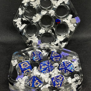 Czarno-biało-fioletowe filamentowe Pudełko na kostki do RPG