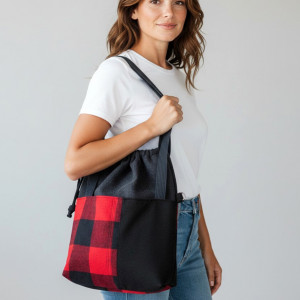 Czarno-czerwona torba z kominem do wózka w kratę