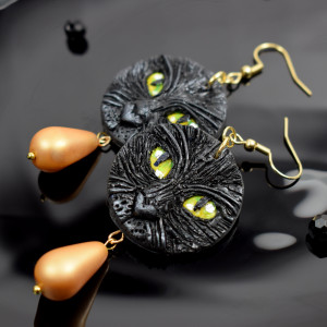 Czarny kot - długie kolczyki ze złotymi kropelkami