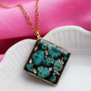 Czarny naszyjnik kwadrat z turkusową gipsówką