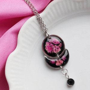 Czarny naszyjnik z różową gipsówką i cyrkonią