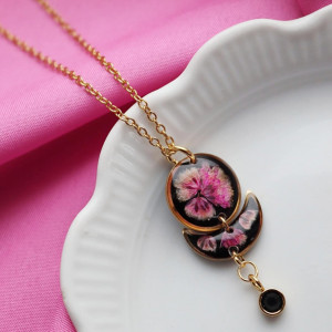 Czarny naszyjnik z różową gipsówką i czarną cyrkonią