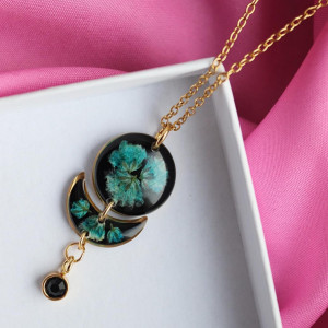 Czarny naszyjnik z turkusową gipsówką i czarną cyrkonią