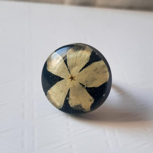 Czarny Pierścionek z Kremowym Kwiatem