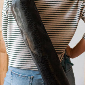 Czarny pokrowiec na matę do jogi skóra węża