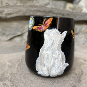 Czarny, porcelanowy kubek ręcznie malowany Kotek i ćmy