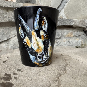 Czarny, porcelanowy kubek ręcznie malowany Kozica