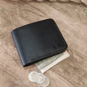 Czarny portfel z grawerem z kieszonką na monety