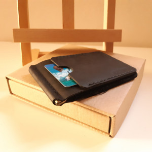 Czarny skórzany portfel z klipsem na banknoty