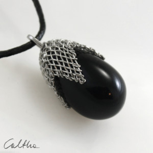 Czarny w siateczce - wisiorek L