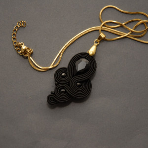 czarny wisiorek sutasz