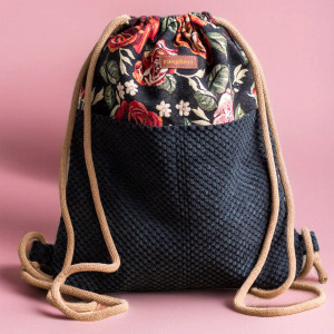 Czarny żakardowy workoplecak z kieszeniami w kwiaty