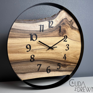 Czarny zegar w obręczy z drewnianą deską, loft