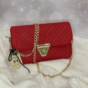 Czerwona kopertówka na łańcuszku