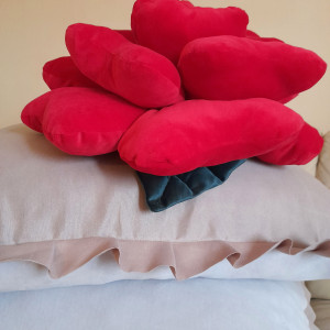 Czerwona poduszka w kształcie róży z lawendą