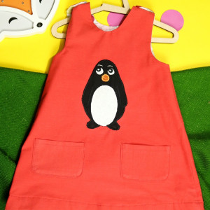 Czerwona sukienka dwustronna z pingwinem (98 cm)